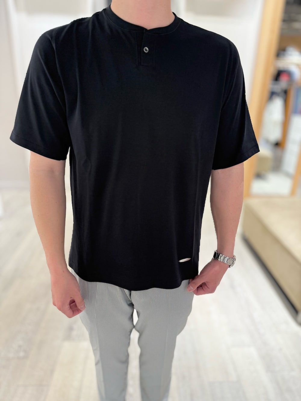 「メンズコーデ、春夏コーデ、最近のいい感じコーデ、ゆるコーデ、シンプルコーデ、リラックススタイル、大人コーデ、モノトーン、きれいめカジュアル、お出かけコーデ、キレイめカジュアル、ootd、outfit、オトナカジュアル、おしゃれさんと繋がりたい」｜「DESIGNWORKSの【シルケット加工】変形ヘンリーネック Tシャツ（Tシャツ/カットソー、ブラック系）」を使った、aoさん（メンズ・175cm）の春コーディネートの2枚目の写真