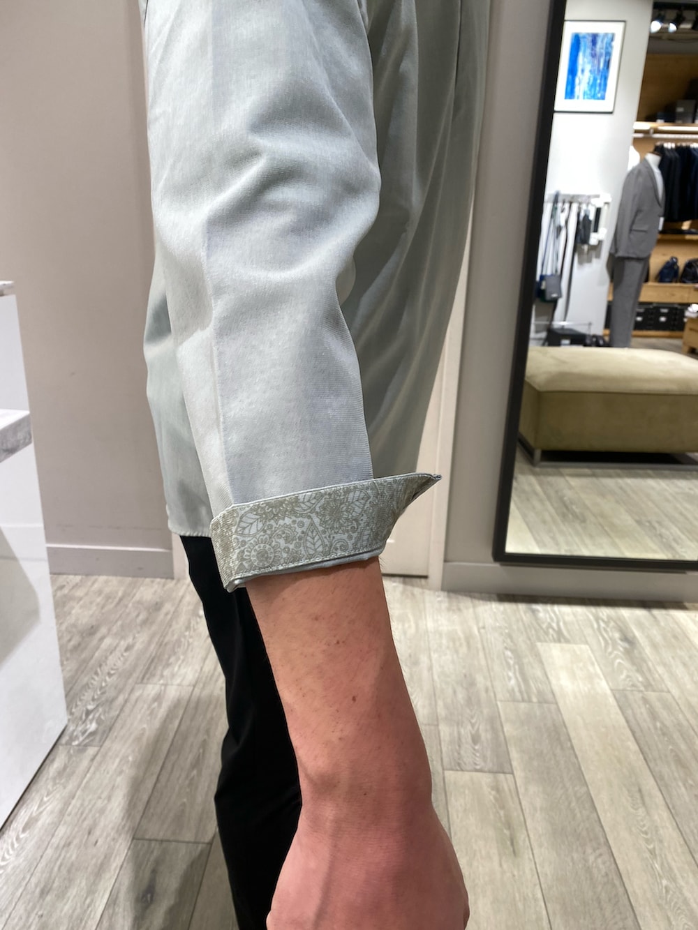 ブラック系のスラックス、ブラック系のセットアップ、グリーン系のシャツ/ブラウスを着用したメンズの夏コーディネートの3枚目の写真