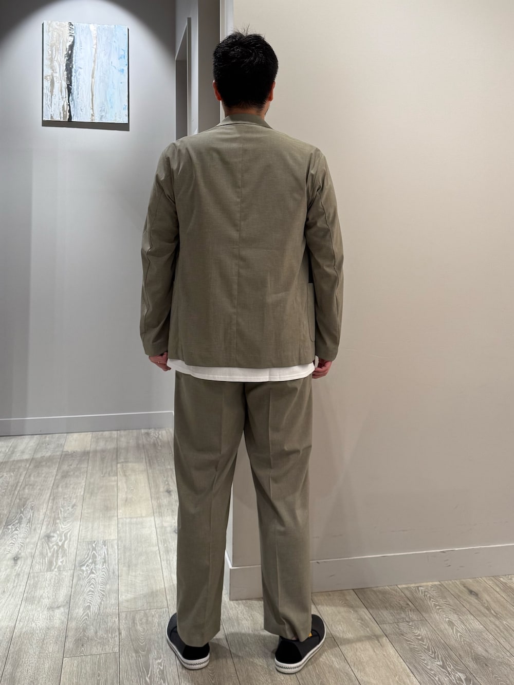 グリーン系のテーラードジャケット、ホワイト系のTシャツ/カットソー、グリーン系のその他パンツを着用したメンズの夏コーディネートの3枚目の写真