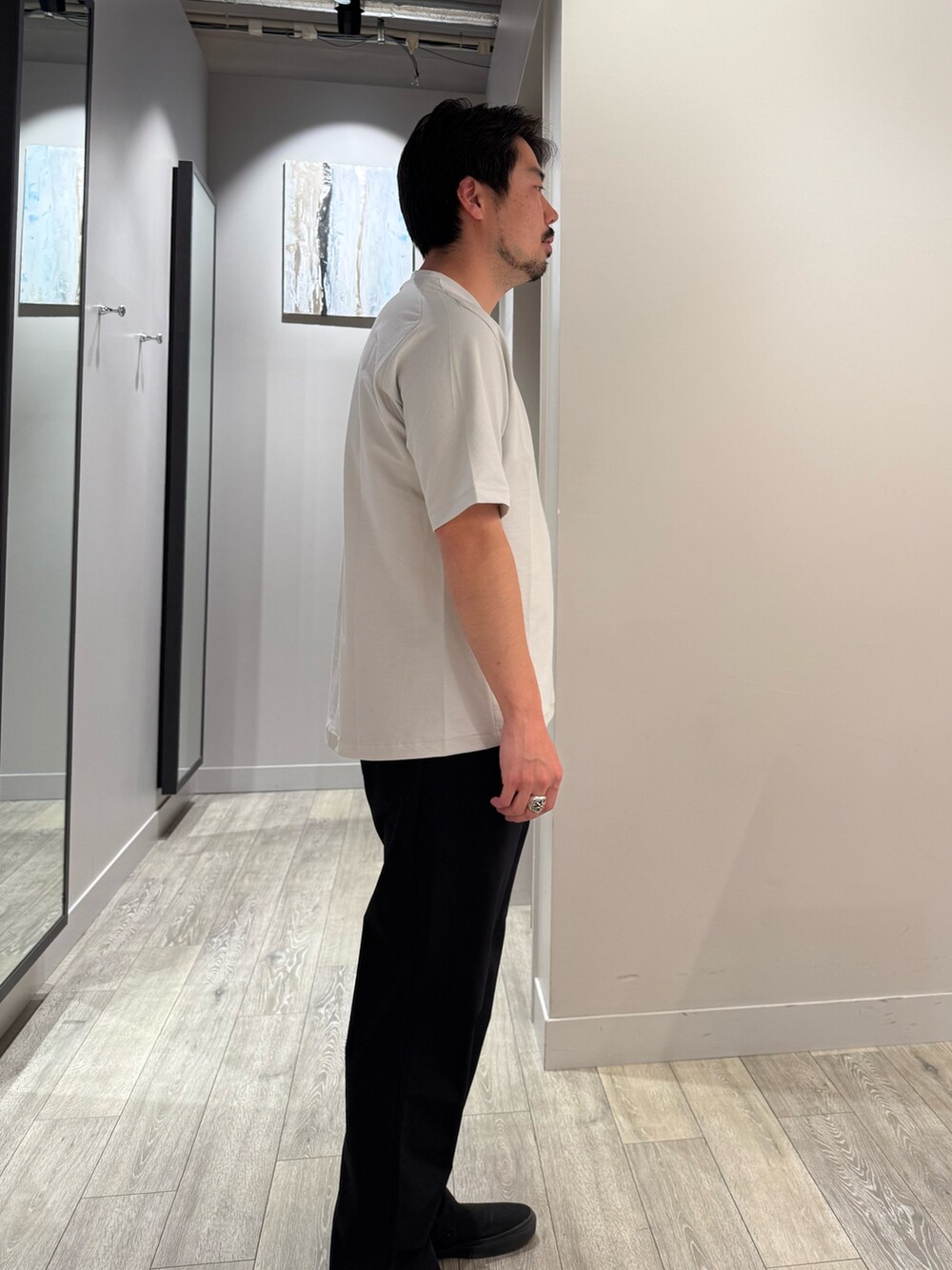 グレー系のTシャツ/カットソー、ブラック系のその他パンツを着用したメンズの春コーディネートの4枚目の写真