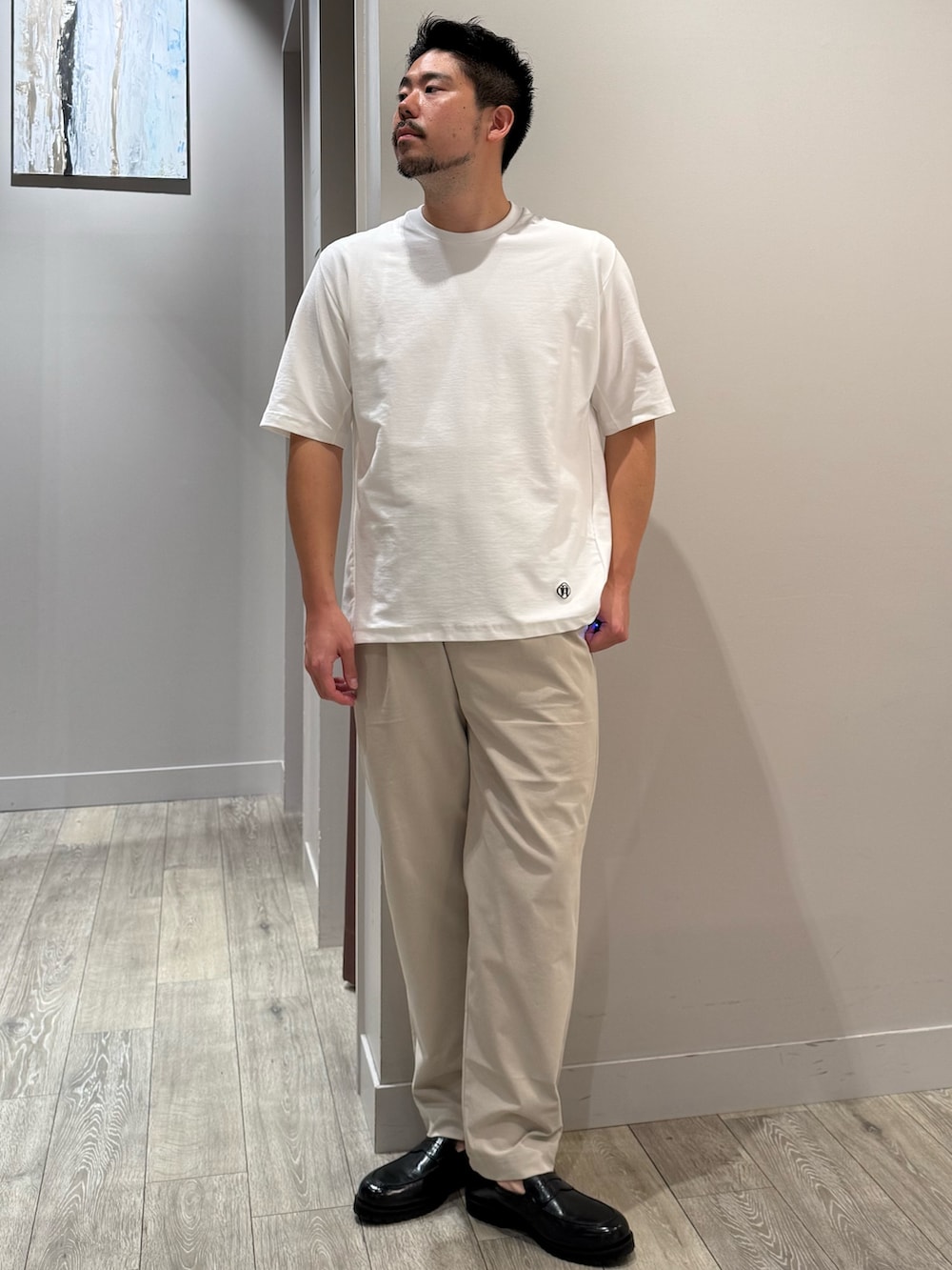 ホワイト系のTシャツ/カットソーを着用したメンズの夏コーディネートの4枚目の写真