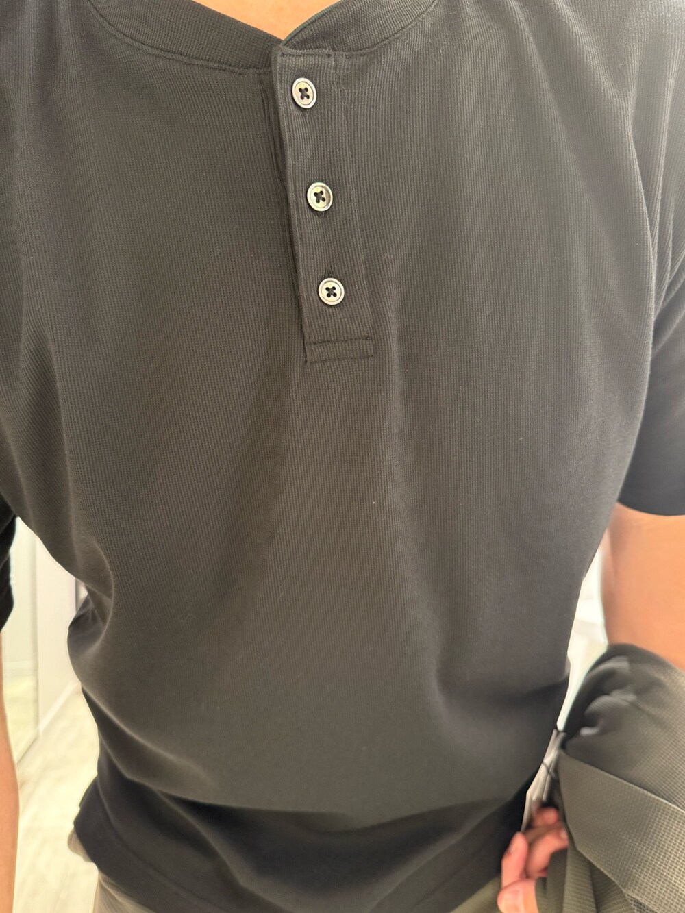 グリーン系のテーラードジャケット、ブラック系のTシャツ/カットソー、グリーン系のスラックスを着用したメンズの夏コーディネートの5枚目の写真