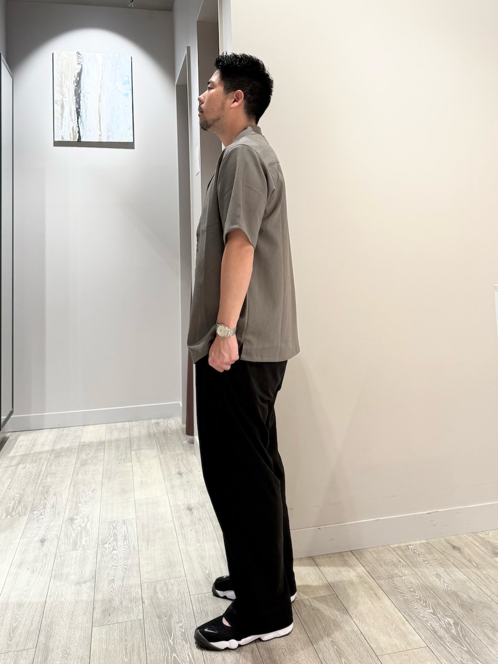 ブラウン系のシャツ/ブラウス、ベージュ系のTシャツ/カットソー、ブラック系のその他パンツを着用したメンズの夏コーディネートの2枚目の写真