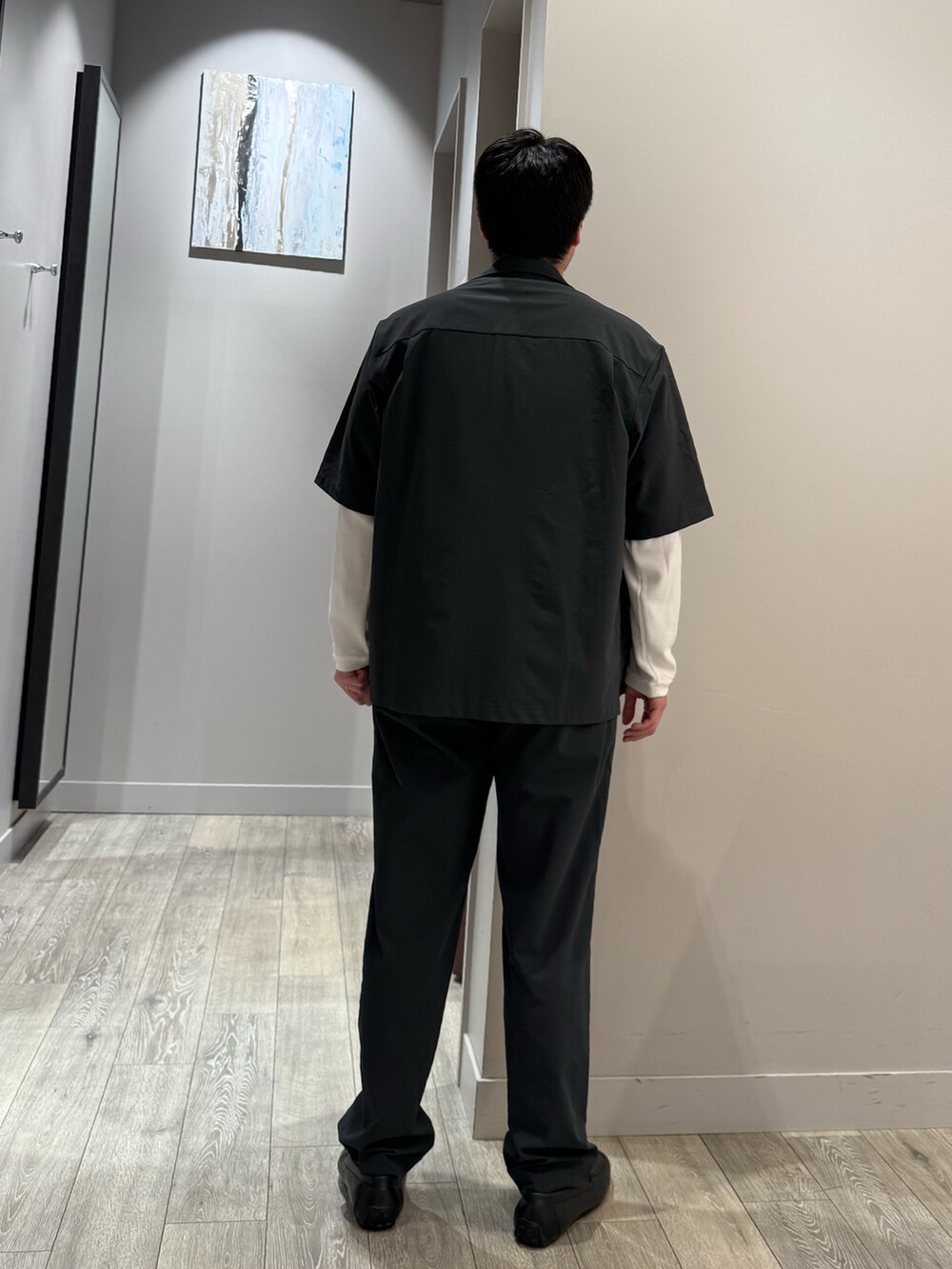 グレー系のスラックス、ホワイト系のTシャツ/カットソーを着用したメンズの秋コーディネートの4枚目の写真