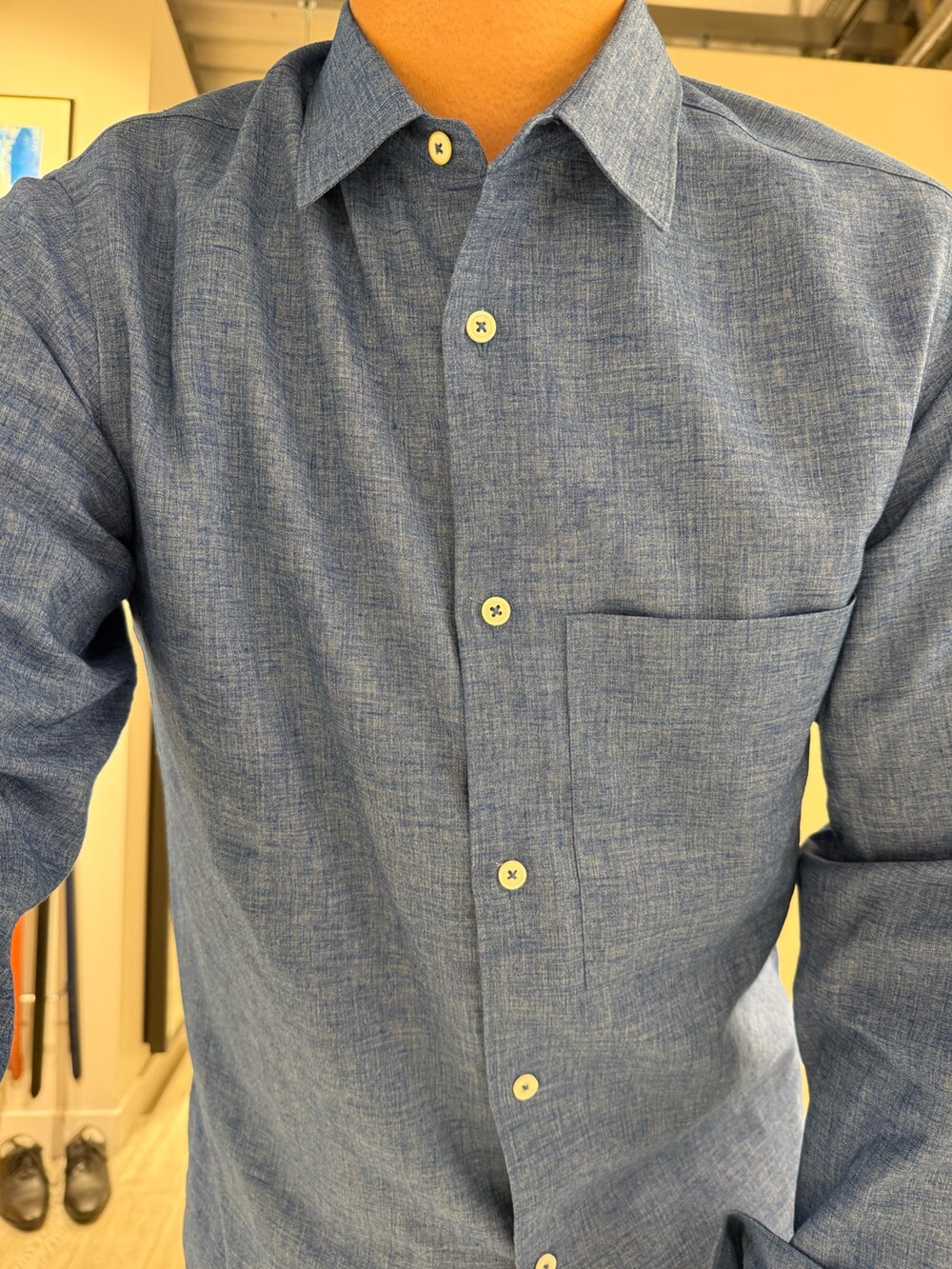 ブルー系のシャツ/ブラウス、グレー系のTシャツ/カットソー、ブラック系のその他パンツを着用したメンズの春コーディネートの3枚目の写真