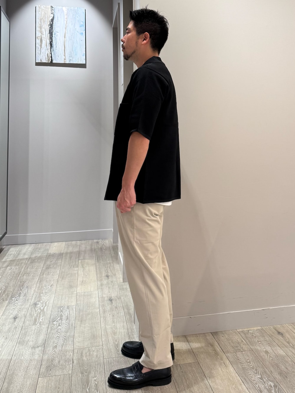 ホワイト系のTシャツ/カットソーを着用したメンズの夏コーディネートの2枚目の写真