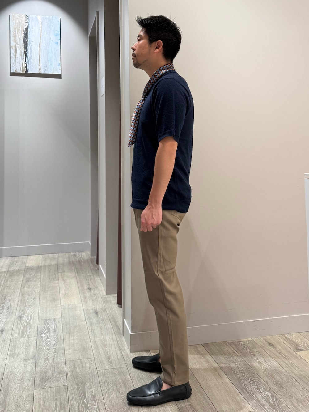 ベージュ系のその他パンツ、ブルー系のTシャツ/カットソー、ブラウン系のストール/ショールを着用したメンズの夏コーディネートの2枚目の写真