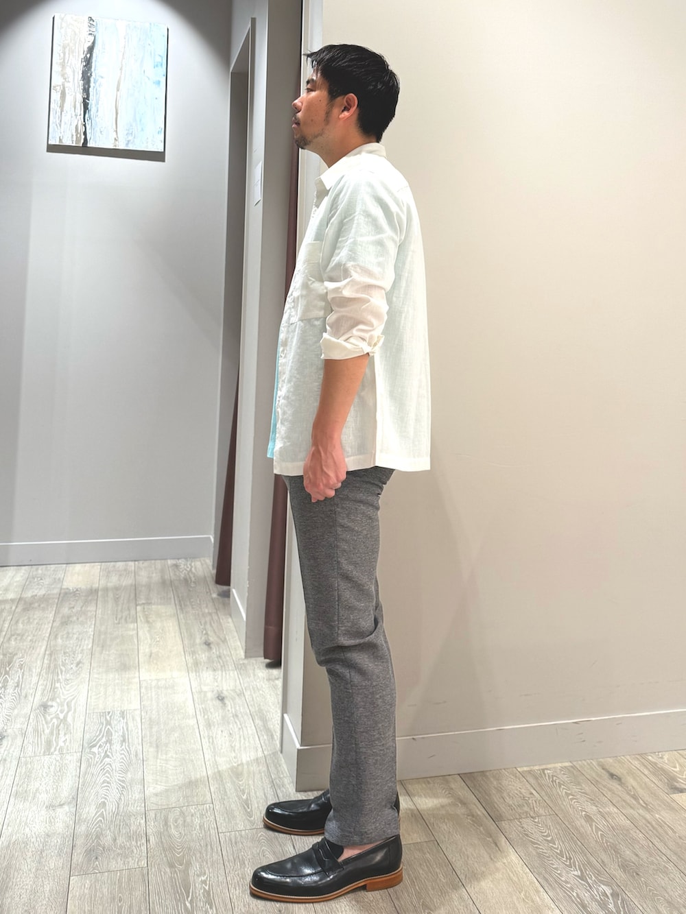 ホワイト系のシャツ/ブラウス、グリーン系のTシャツ/カットソー、グレー系のスラックスを着用したメンズの夏コーディネートの2枚目の写真