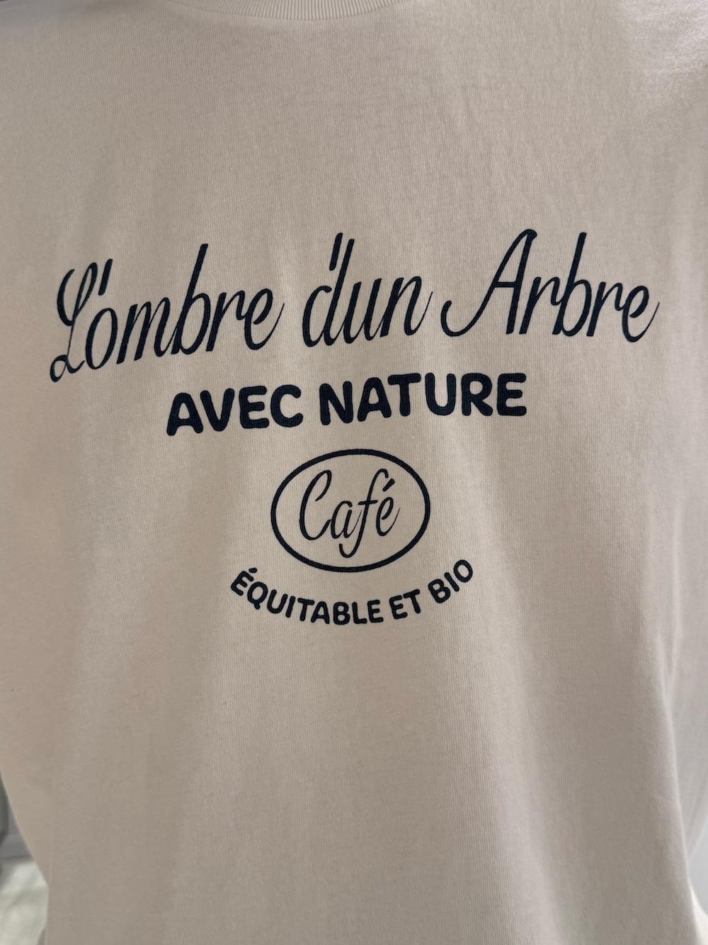 ホワイト系のTシャツ/カットソー、ブラウン系のスラックス、ブラック系のシャツ/ブラウスを着用したメンズの秋コーディネートの5枚目の写真