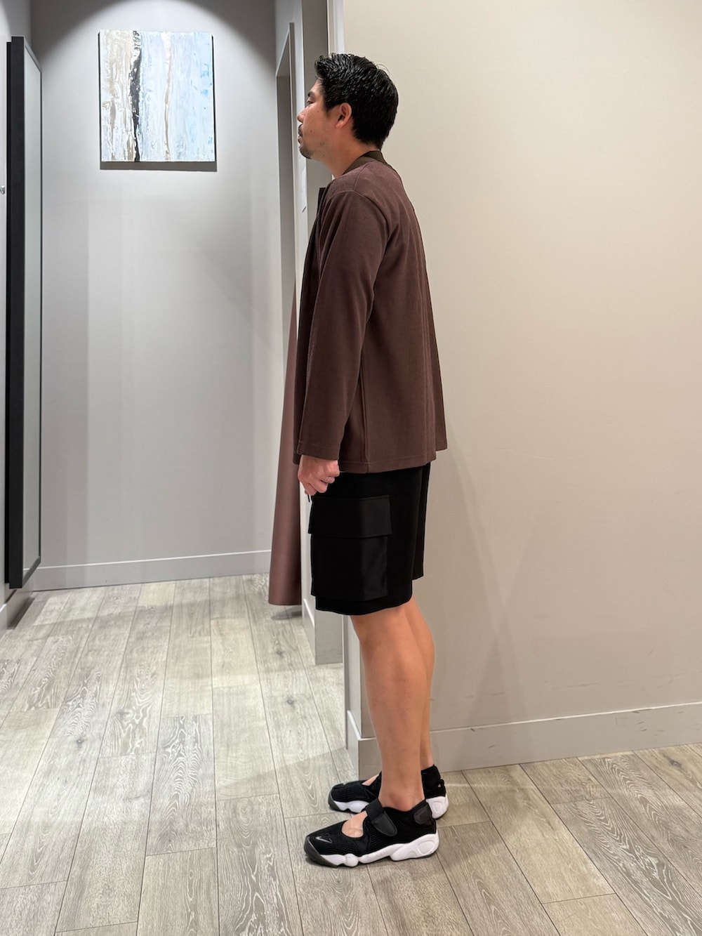 ブラウン系のカーディガン/ボレロ、ホワイト系のTシャツ/カットソー、ブラック系のその他パンツを着用したメンズの夏コーディネートの2枚目の写真
