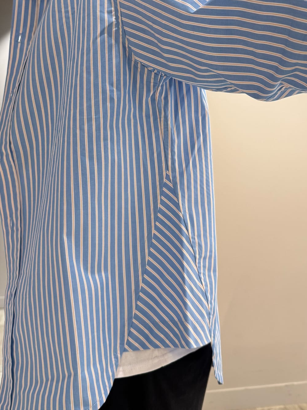 ブルー系のシャツ/ブラウス、ホワイト系のTシャツ/カットソー、ブラック系のその他パンツを着用したメンズの夏コーディネートの4枚目の写真