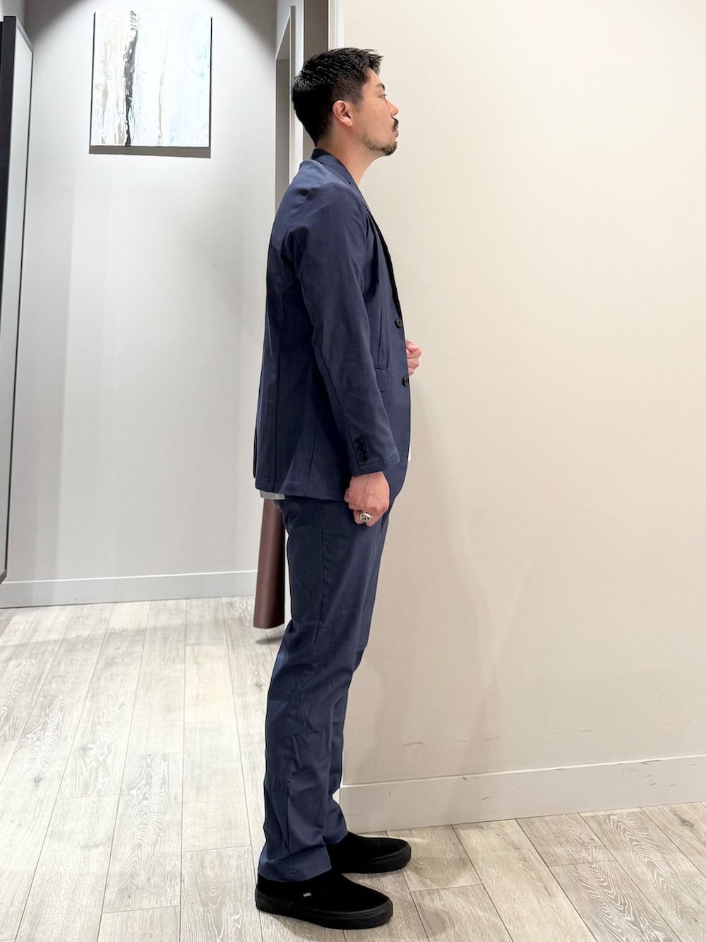 ブルー系のテーラードジャケット、ホワイト系のTシャツ/カットソー、ブルー系のスラックスを着用したメンズの春コーディネートの2枚目の写真