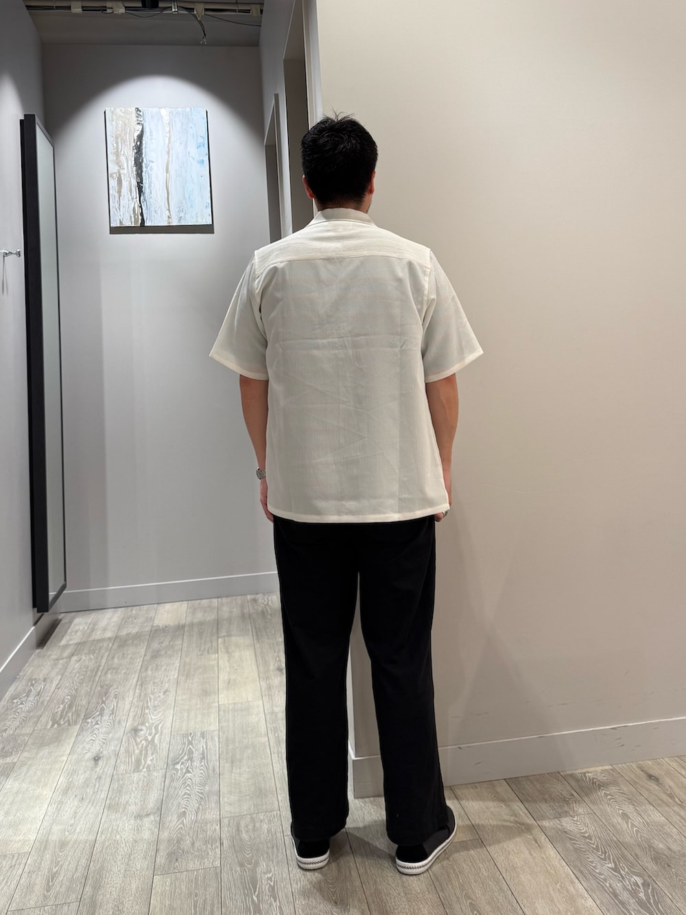 ホワイト系のシャツ/ブラウス、ブラウン系のTシャツ/カットソー、ブラック系のその他パンツを着用したメンズの夏コーディネートの3枚目の写真