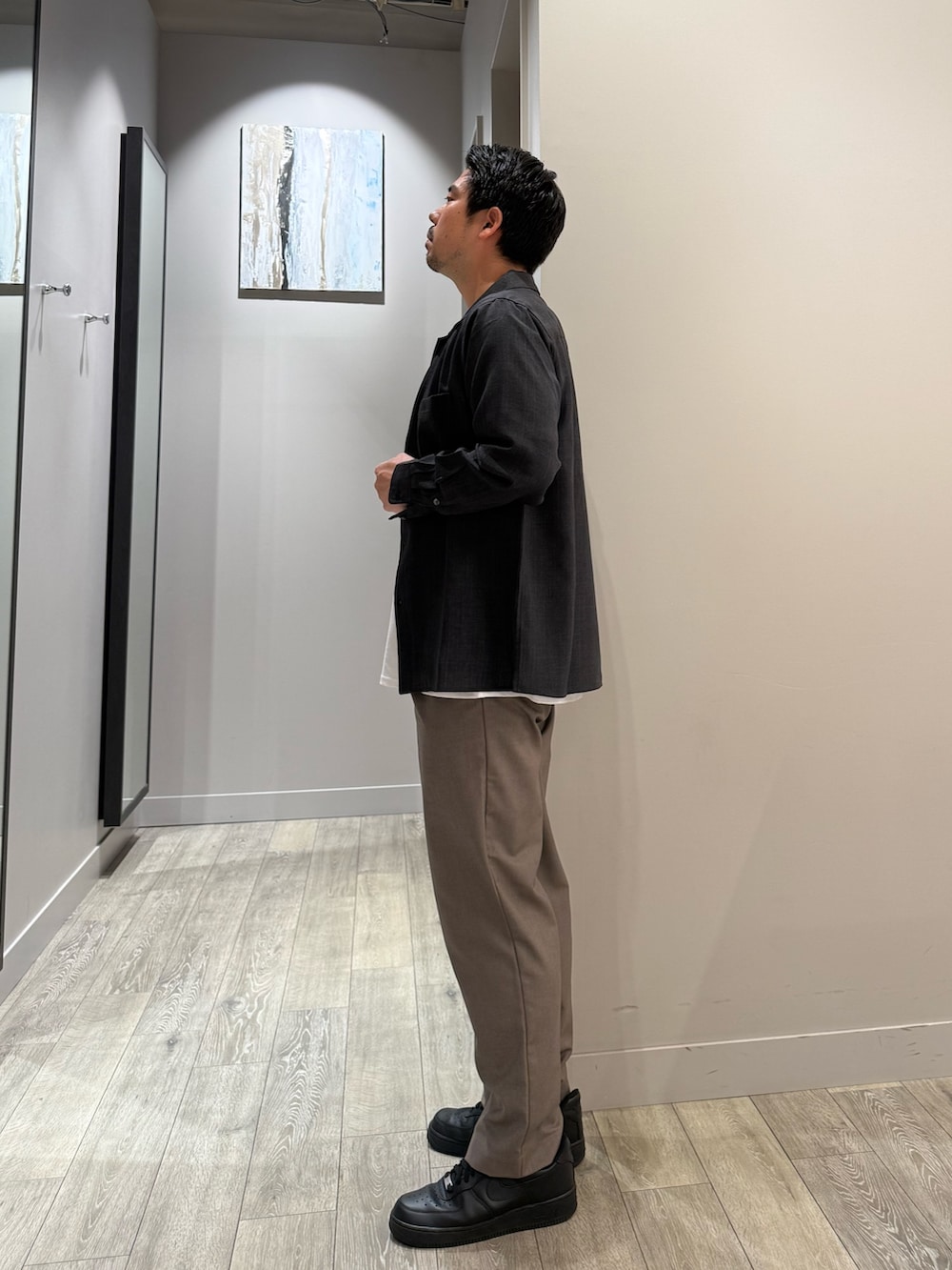 ホワイト系のTシャツ/カットソー、ブラウン系のスラックス、ブラック系のシャツ/ブラウスを着用したメンズの秋コーディネートの2枚目の写真