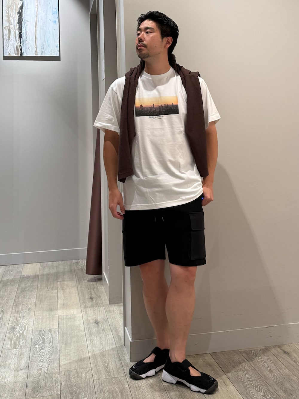 ブラウン系のカーディガン/ボレロ、ホワイト系のTシャツ/カットソー、ブラック系のその他パンツを着用したメンズの夏コーディネートの4枚目の写真