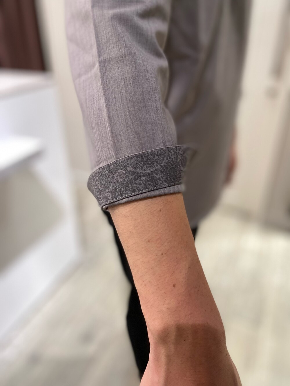 ブラウン系のシャツ/ブラウス、ホワイト系のTシャツ/カットソー、ブラック系のスラックスを着用したメンズの夏コーディネートの3枚目の写真