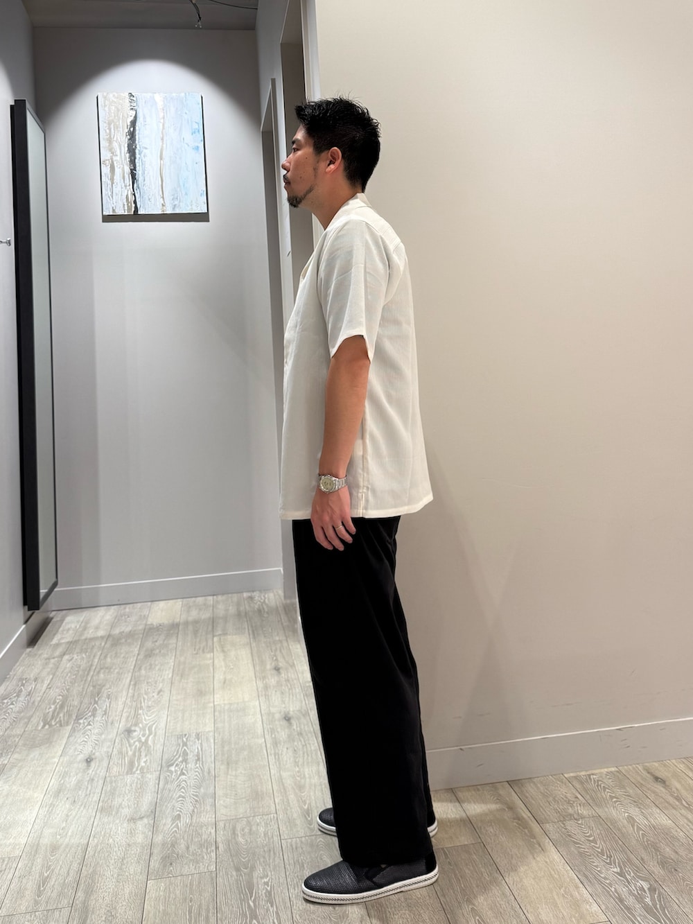 ホワイト系のシャツ/ブラウス、ブラウン系のTシャツ/カットソー、ブラック系のその他パンツを着用したメンズの夏コーディネートの2枚目の写真