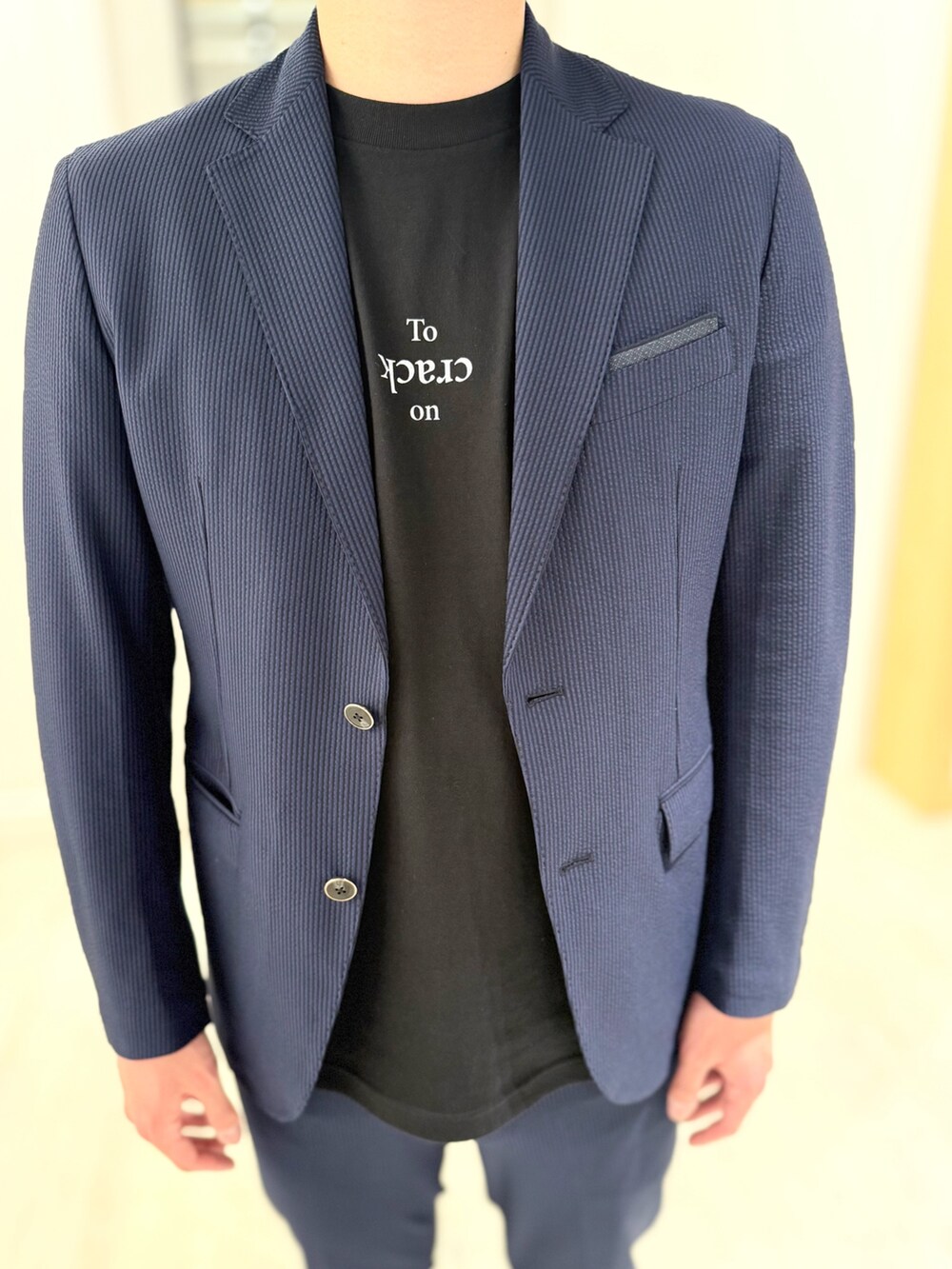 ブルー系のセットアップ、ブルー系のスラックスを着用したメンズの春コーディネートの2枚目の写真