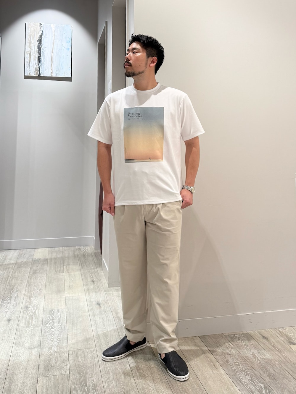 オレンジ系のTシャツ/カットソーを着用したメンズの夏コーディネートの5枚目の写真