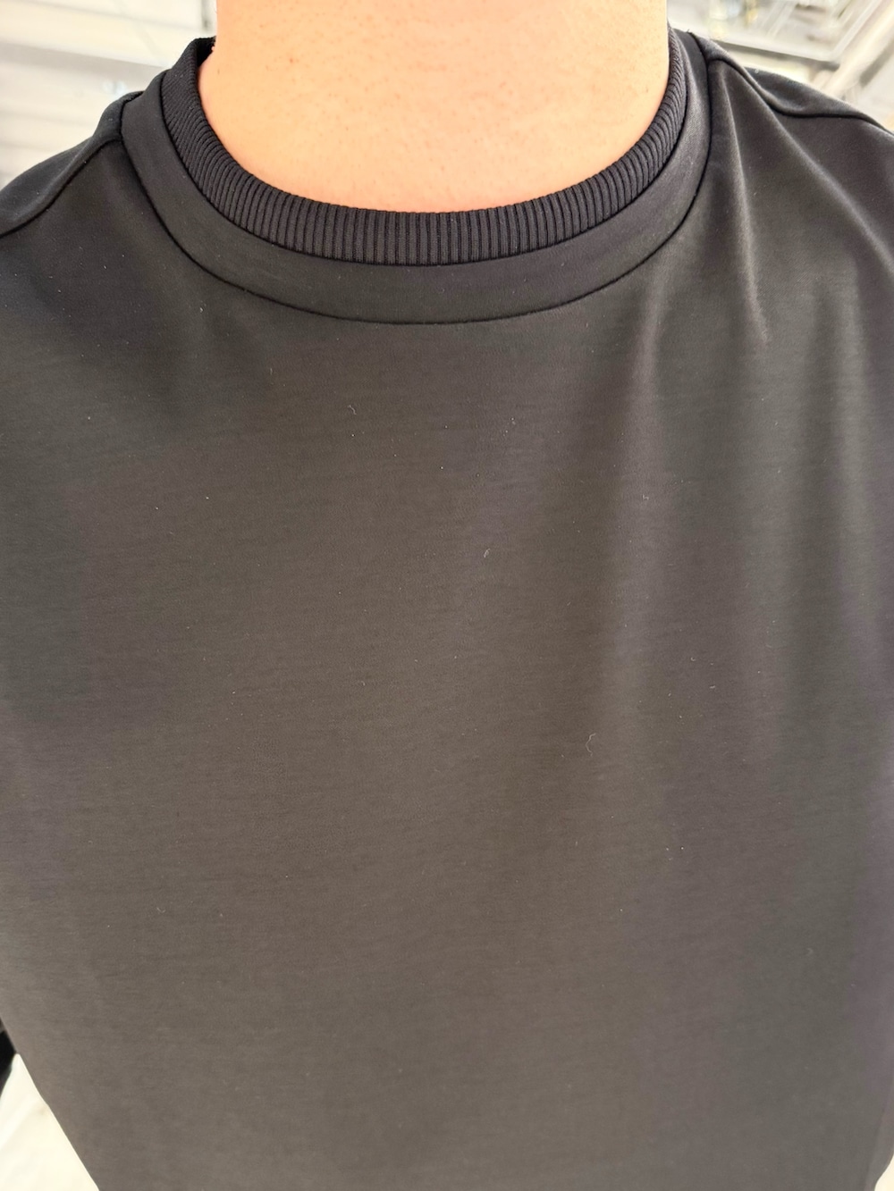 グリーン系のテーラードジャケット、ブラック系のTシャツ/カットソー、ホワイト系のその他パンツを着用したメンズの夏コーディネートの6枚目の写真