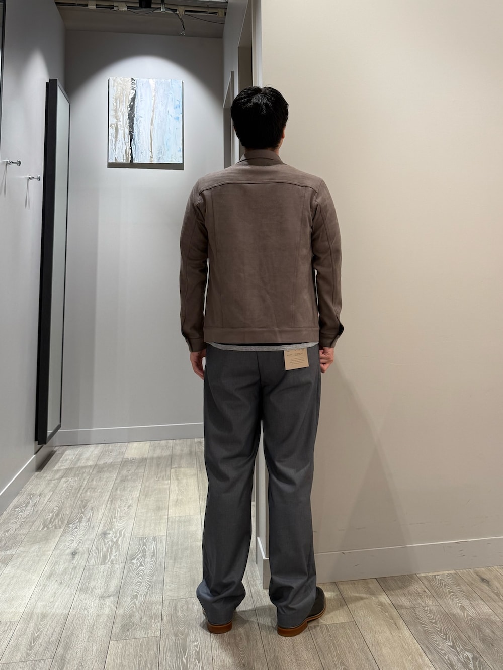 ブラウン系のブルゾン、ホワイト系のTシャツ/カットソー、ブラック系のショルダーバッグを着用したメンズの秋コーディネートの4枚目の写真