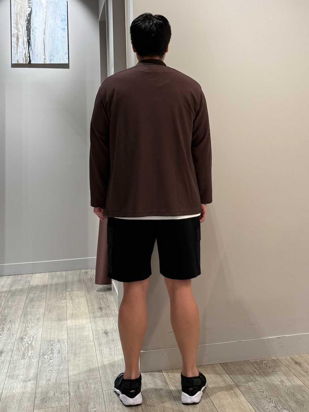ブラウン系のカーディガン/ボレロ、ホワイト系のTシャツ/カットソー、ブラック系のその他パンツを着用したメンズの夏コーディネートの3枚目の写真