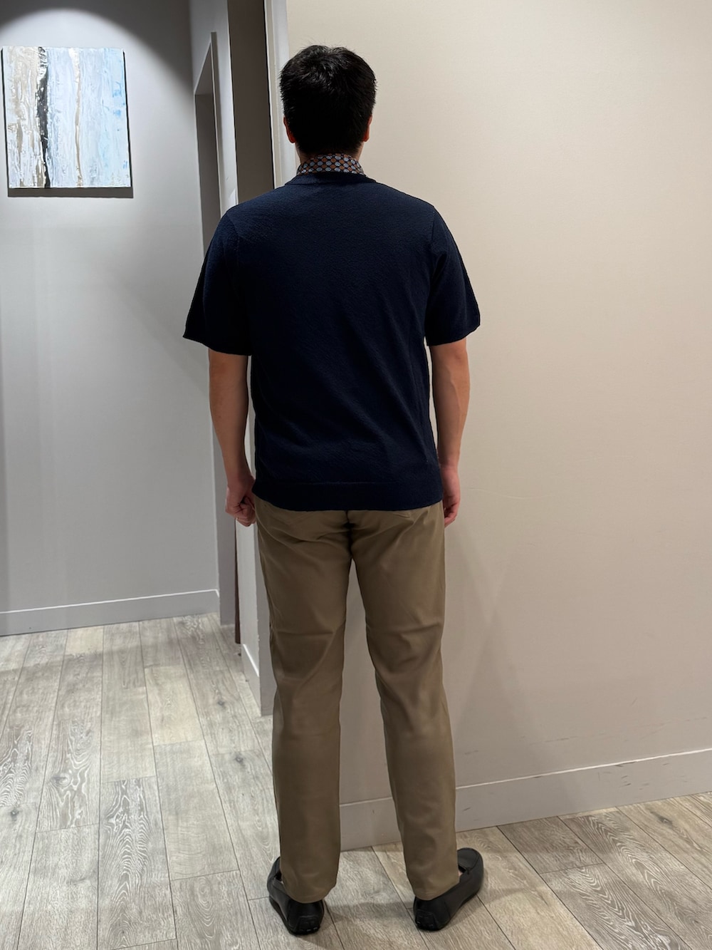 ベージュ系のその他パンツ、ブルー系のTシャツ/カットソー、ブラウン系のストール/ショールを着用したメンズの夏コーディネートの3枚目の写真
