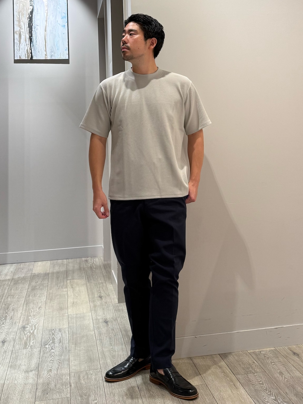 ベージュ系のTシャツ/カットソー、ブルー系のスラックス、ブルー系のセットアップを着用したメンズの秋コーディネートの4枚目の写真