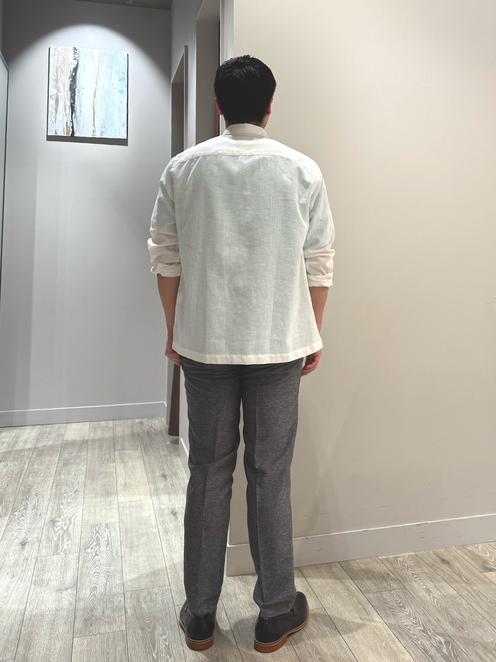 ホワイト系のシャツ/ブラウス、グリーン系のTシャツ/カットソー、グレー系のスラックスを着用したメンズの夏コーディネートの3枚目の写真