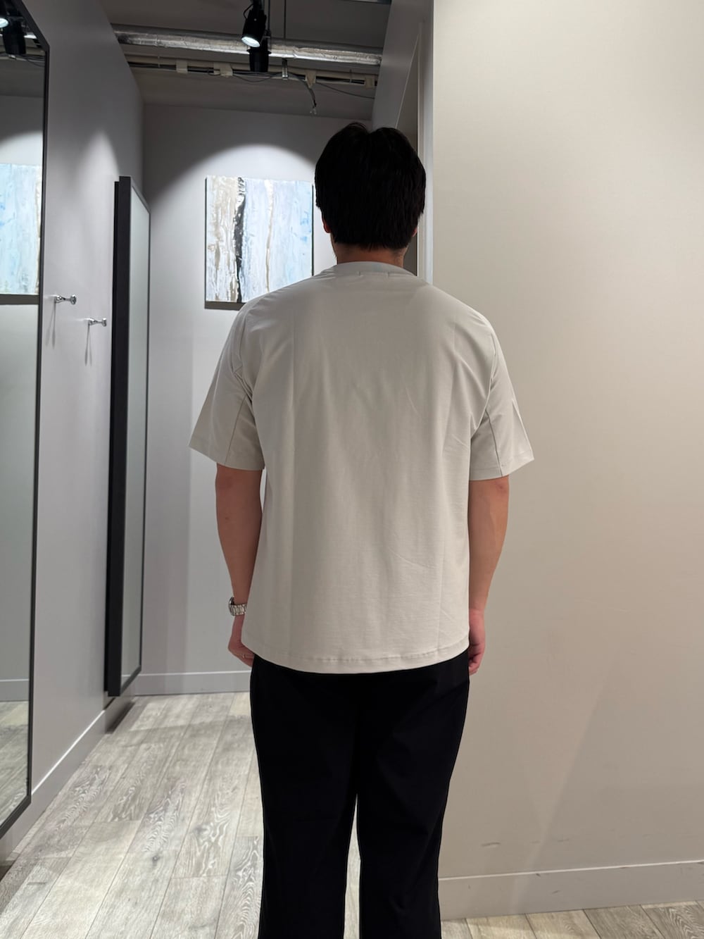 グレー系のTシャツ/カットソー、ブラック系のその他パンツを着用したメンズの春コーディネートの5枚目の写真