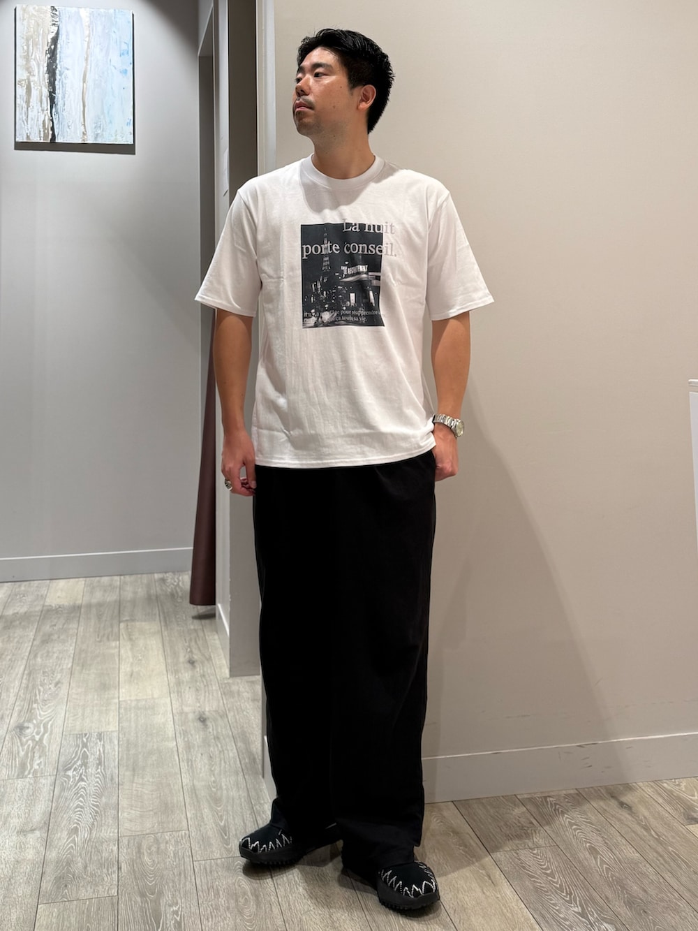 ブルー系のシャツ/ブラウス、ホワイト系のTシャツ/カットソー、ブラック系のその他パンツを着用したメンズの夏コーディネートの3枚目の写真