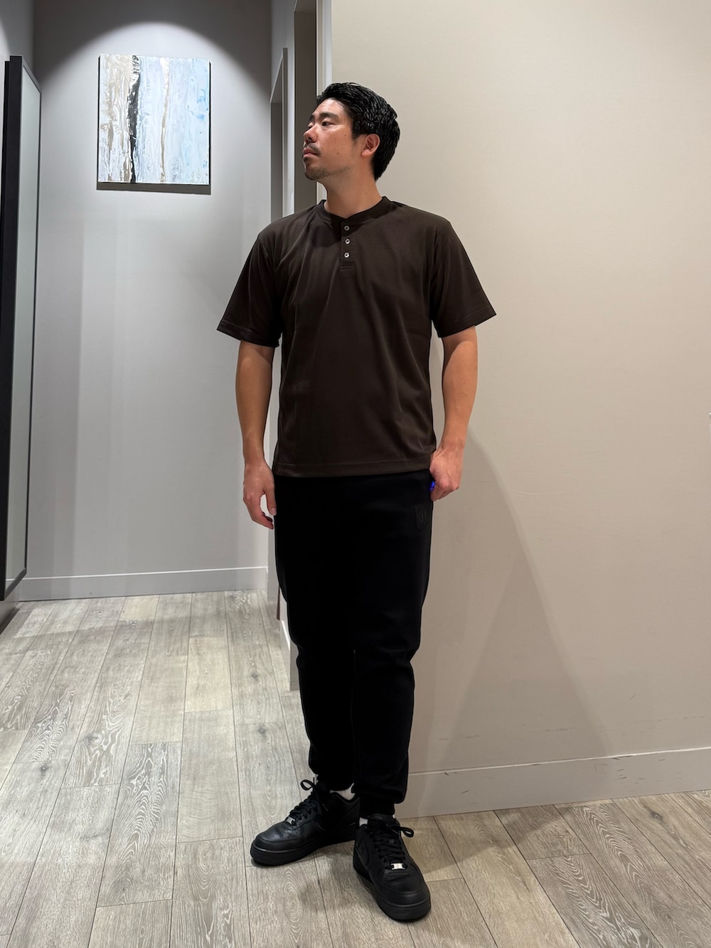 ブラック系のブルゾン、ブラック系のスラックス、ブラウン系のTシャツ/カットソーを着用したメンズの秋コーディネートの4枚目の写真
