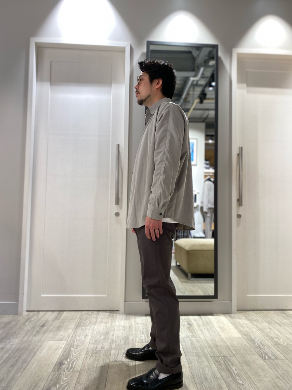 ベージュ系のシャツ/ブラウス、グレー系のチノパンツを着用したメンズの秋コーディネートの2枚目の写真