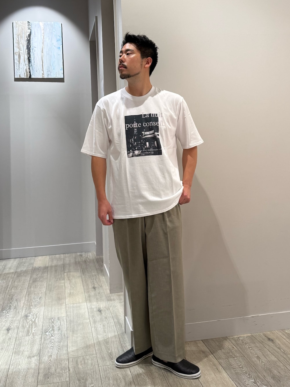 グリーン系のテーラードジャケット、ホワイト系のTシャツ/カットソー、グリーン系のその他パンツを着用したメンズの夏コーディネートの4枚目の写真