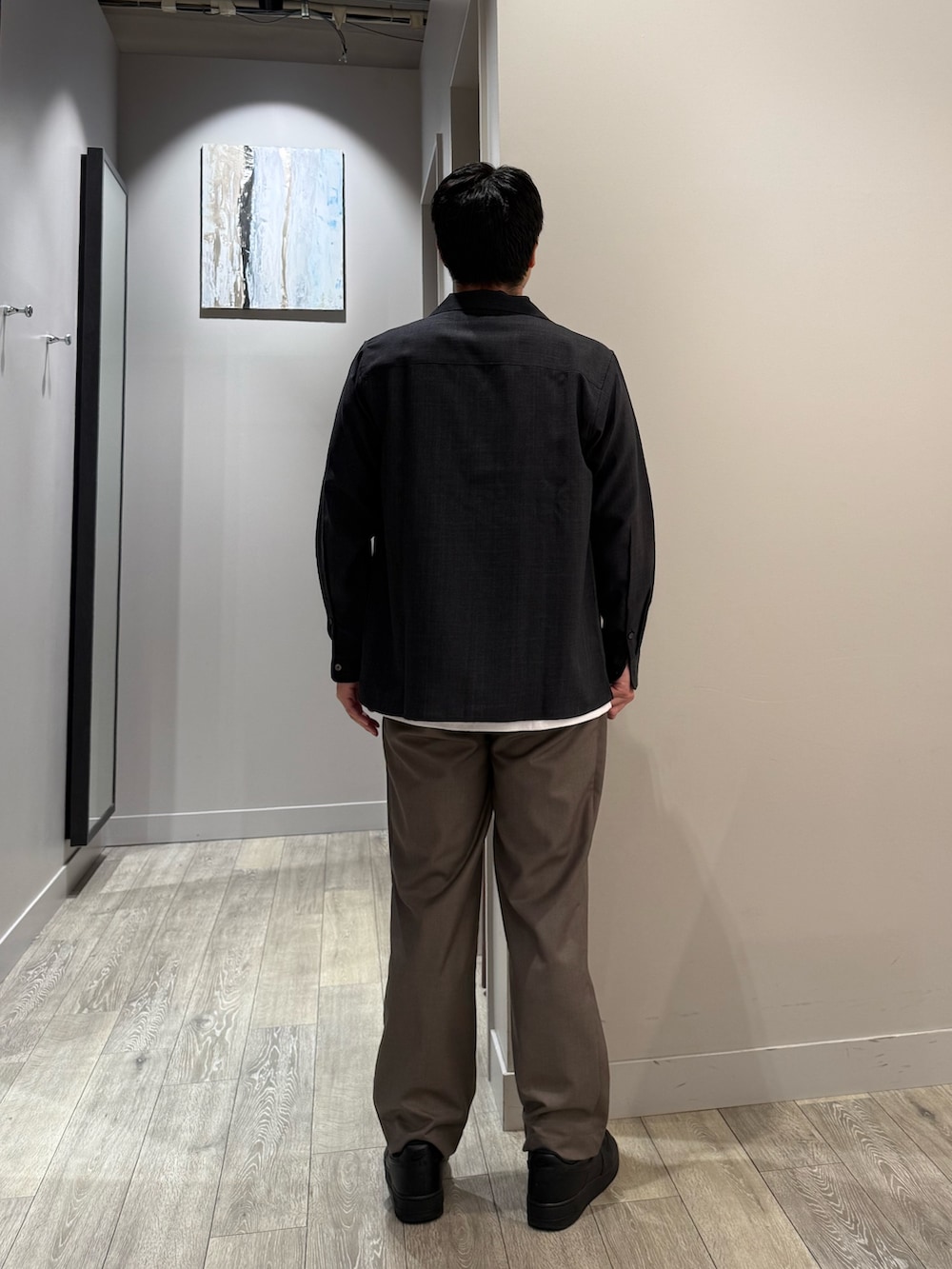 ホワイト系のTシャツ/カットソー、ブラウン系のスラックス、ブラック系のシャツ/ブラウスを着用したメンズの秋コーディネートの3枚目の写真