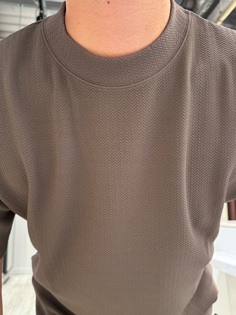 ブラウン系のTシャツ/カットソー、グレー系のスラックス、グレー系のセットアップを着用したメンズの秋コーディネートの5枚目の写真