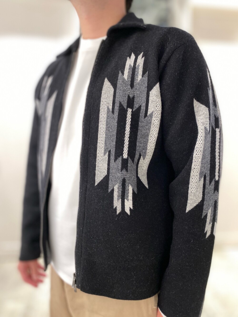 ホワイト系のTシャツ/カットソー、ブラック系のカーディガン/ボレロを着用したメンズの冬コーディネートの3枚目の写真