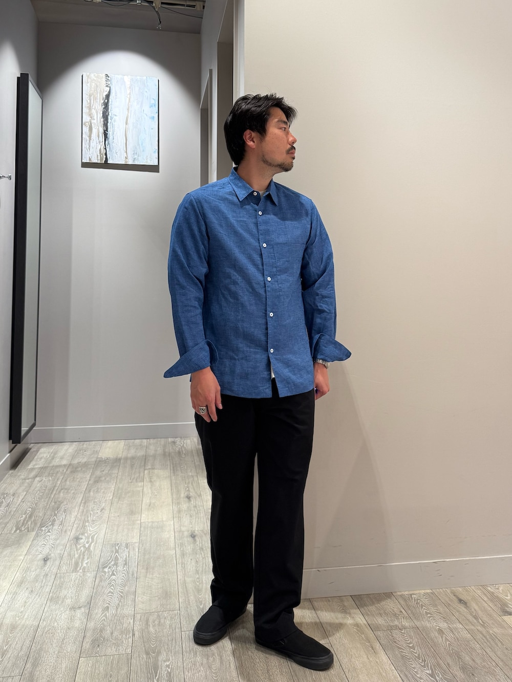 ブルー系のシャツ/ブラウス、グレー系のTシャツ/カットソー、ブラック系のその他パンツを着用したメンズの春コーディネートの2枚目の写真