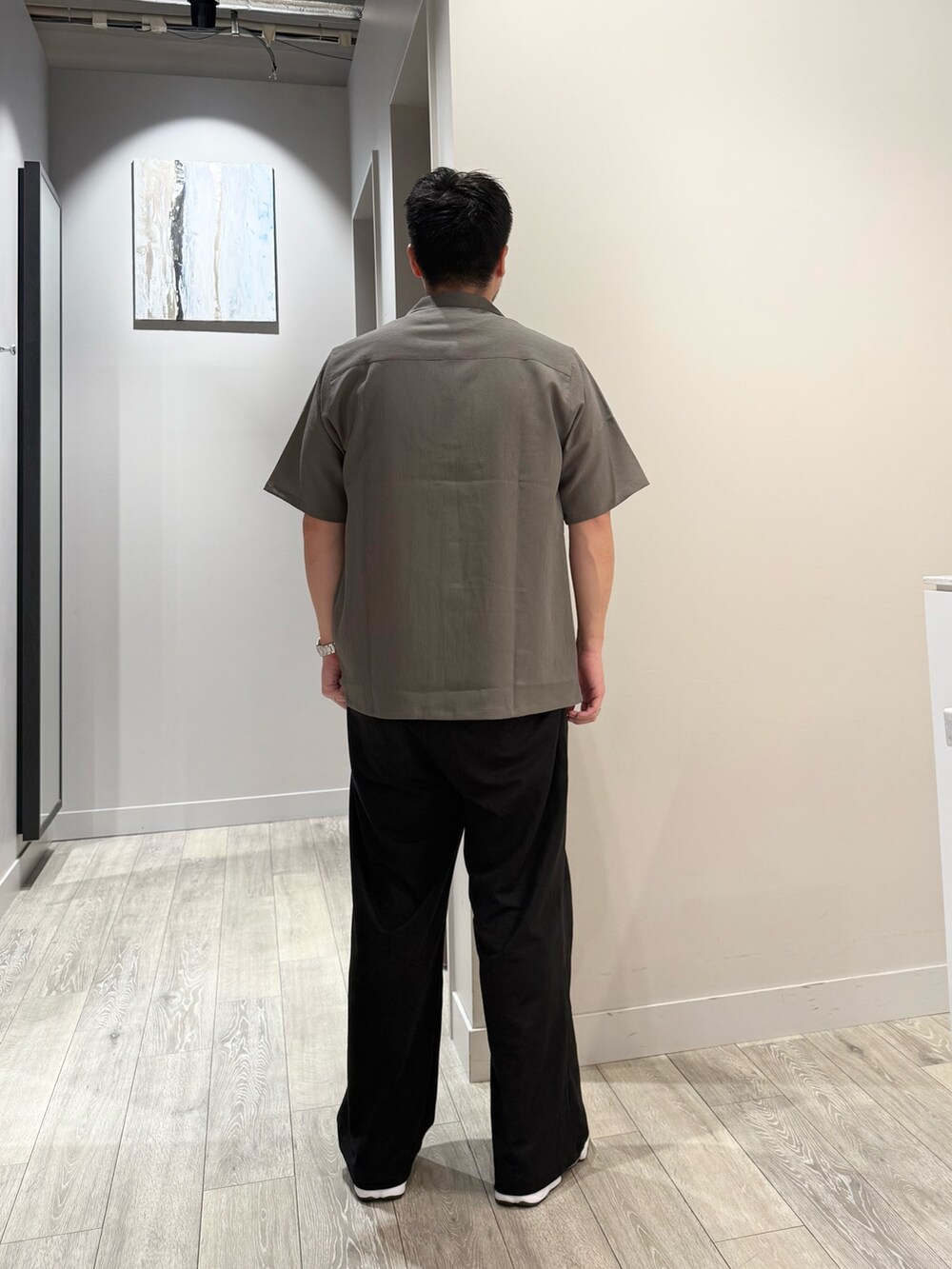 ブラウン系のシャツ/ブラウス、ベージュ系のTシャツ/カットソー、ブラック系のその他パンツを着用したメンズの夏コーディネートの3枚目の写真