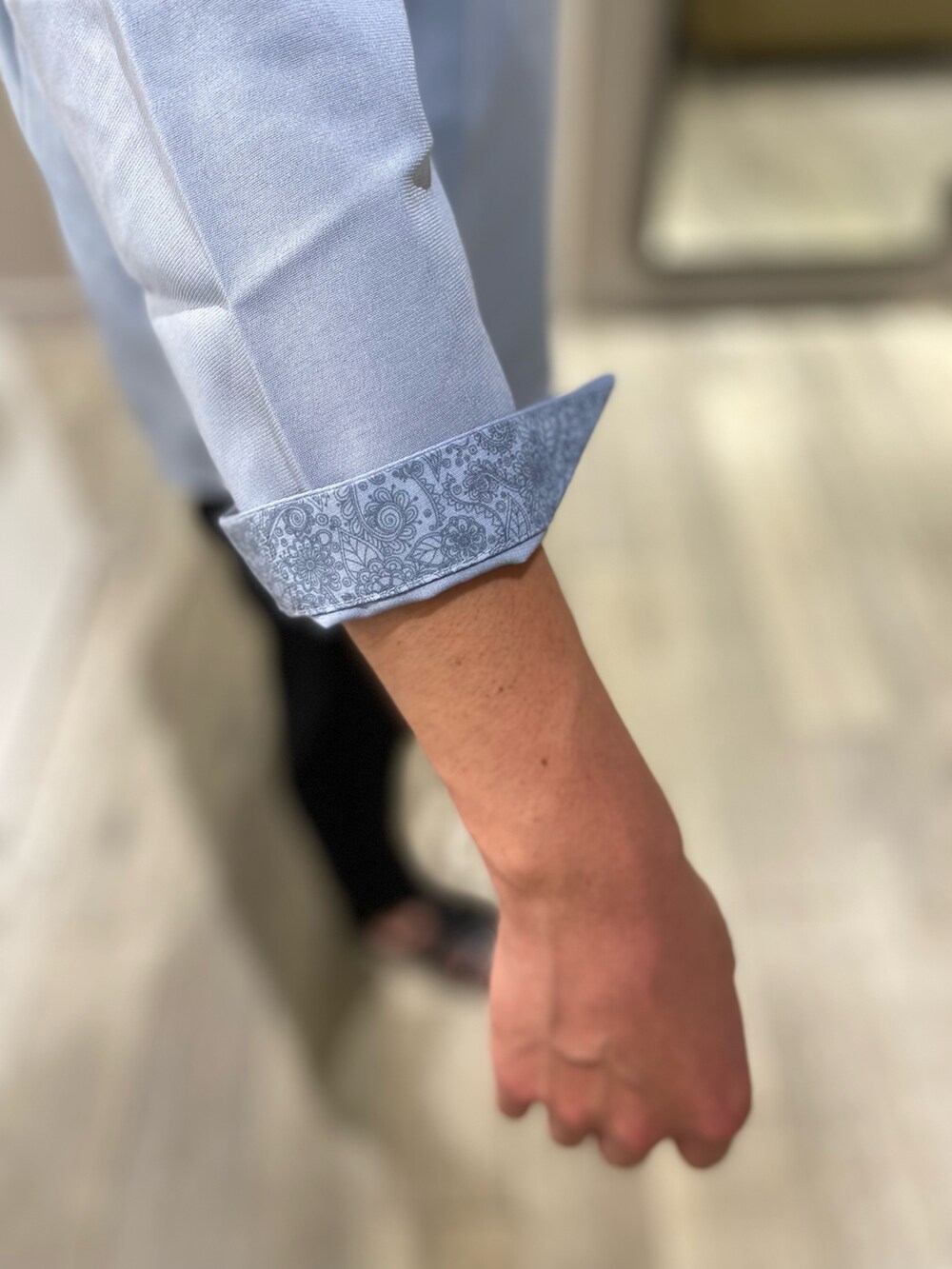 ブルー系のシャツ/ブラウス、ホワイト系のTシャツ/カットソー、ブラック系のスラックスを着用したメンズの夏コーディネートの3枚目の写真