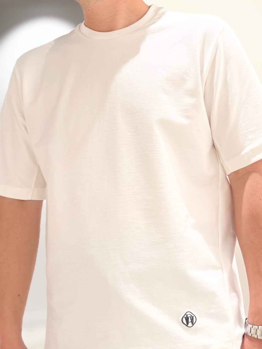 ブルー系のテーラードジャケット、ホワイト系のTシャツ/カットソー、ブルー系のスラックスを着用したメンズの春コーディネートの5枚目の写真