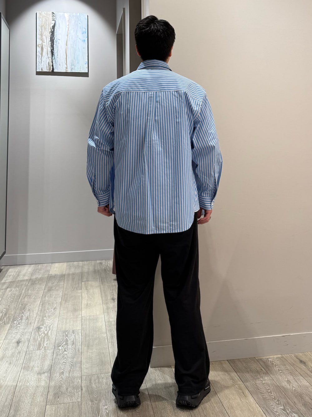 ブルー系のシャツ/ブラウス、ホワイト系のTシャツ/カットソー、ブラック系のその他パンツを着用したメンズの夏コーディネートの2枚目の写真