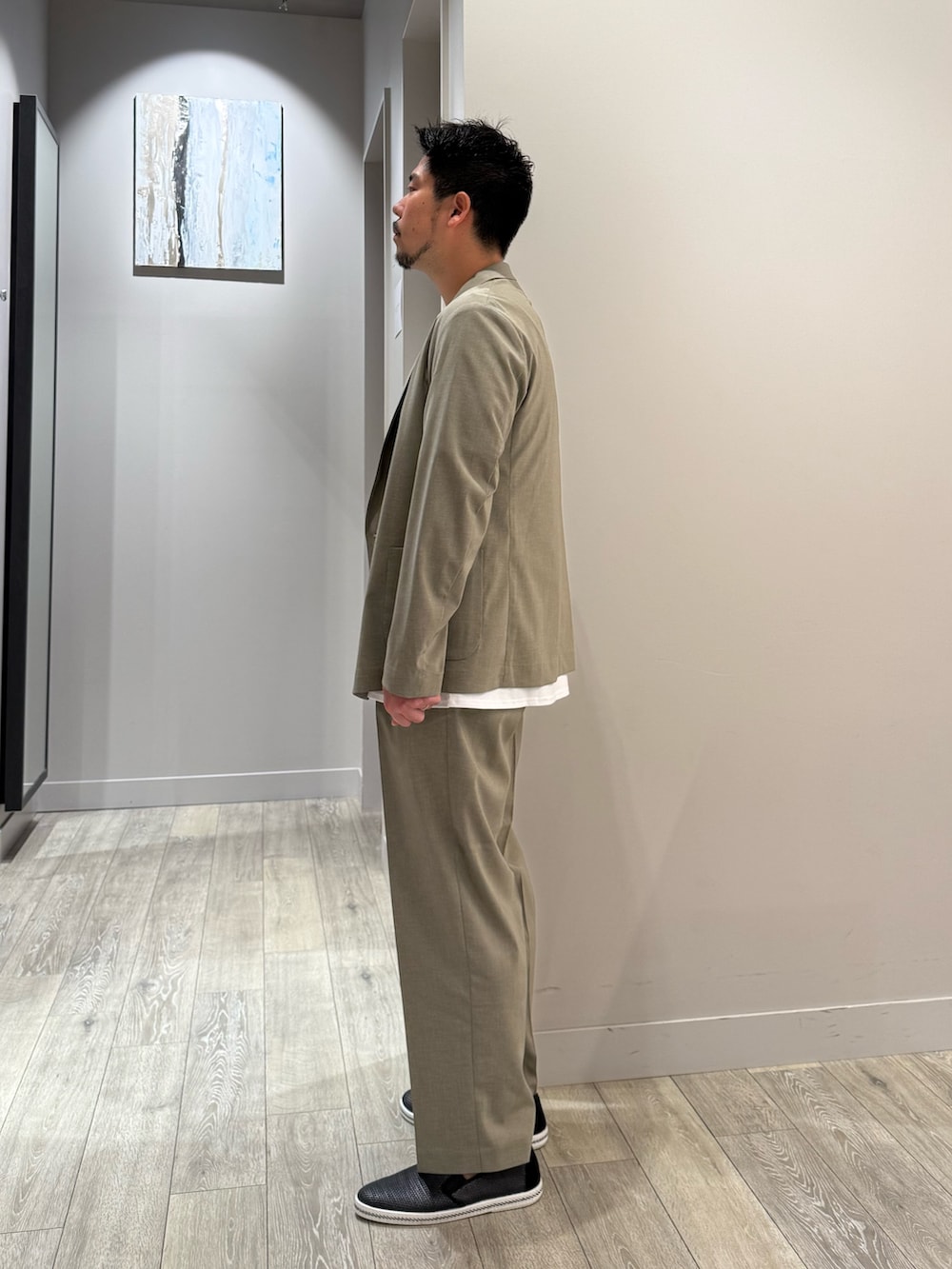 グリーン系のテーラードジャケット、ホワイト系のTシャツ/カットソー、グリーン系のその他パンツを着用したメンズの夏コーディネートの2枚目の写真