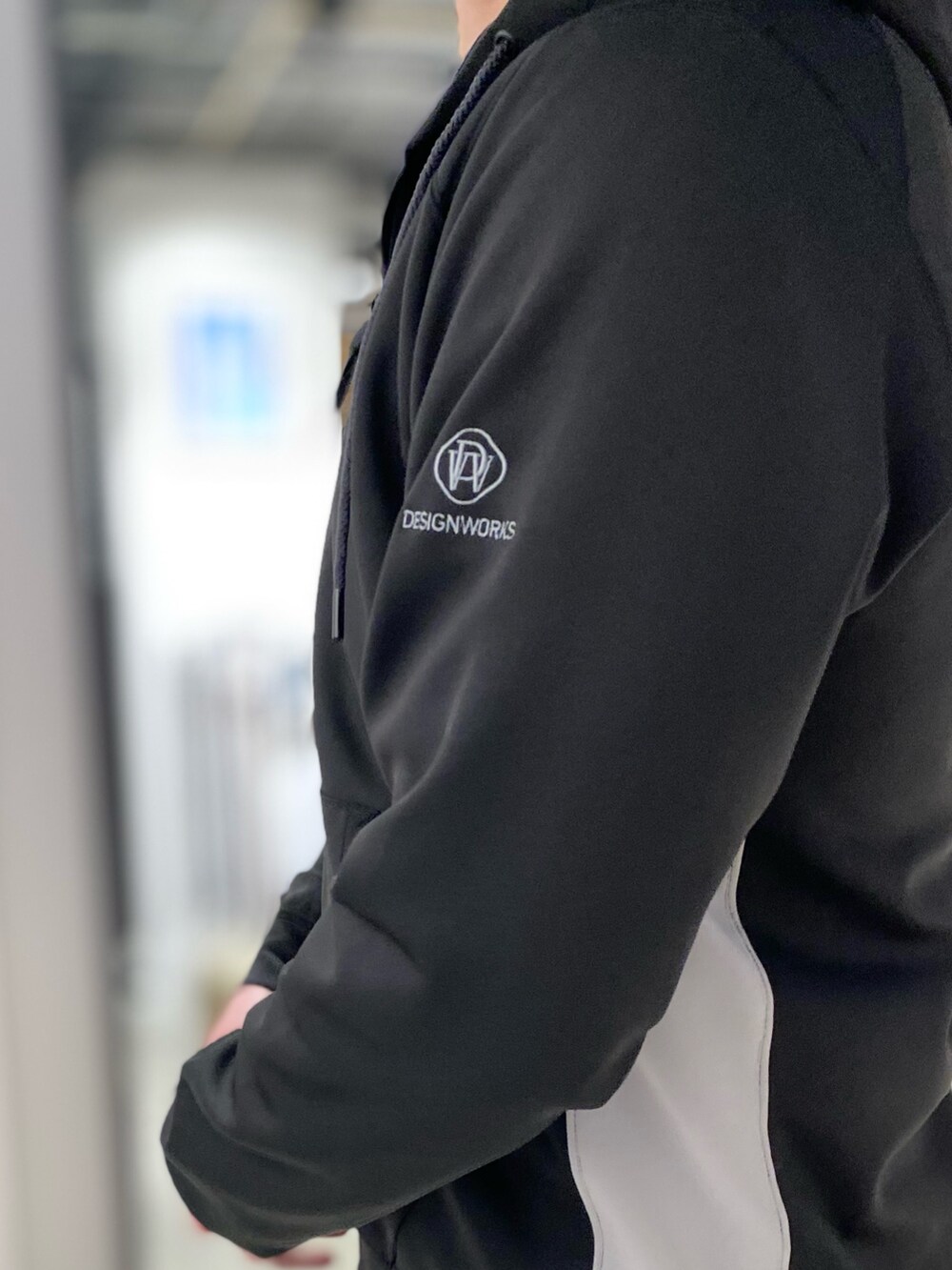 ブラック系のスラックス、ブラック系のパーカー、ホワイト系のTシャツ/カットソーを着用したメンズの冬コーディネートの2枚目の写真