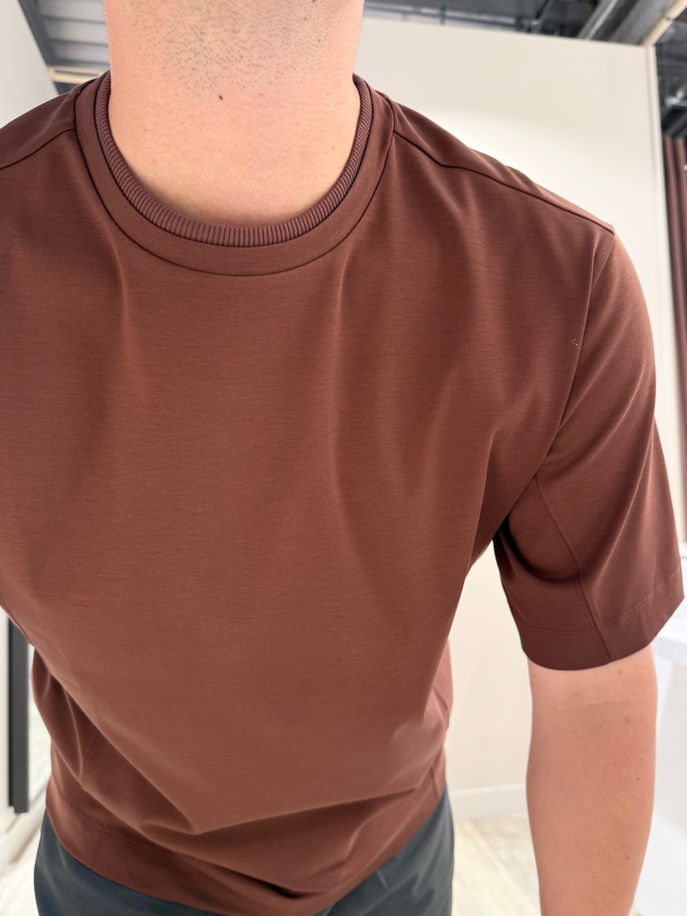 ブラウン系のTシャツ/カットソー、グレー系のスラックスを着用したメンズの夏コーディネートの5枚目の写真