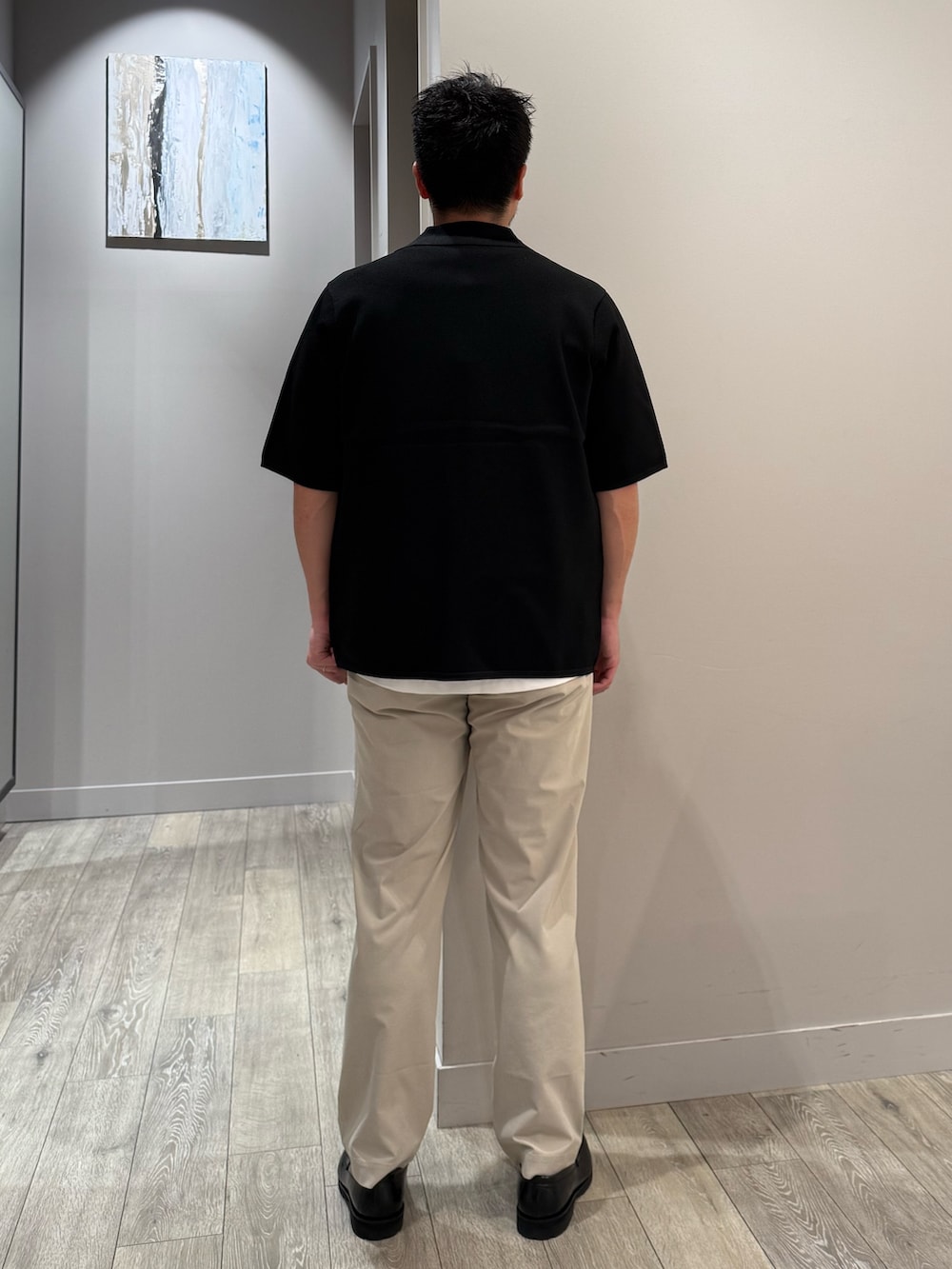 ホワイト系のTシャツ/カットソーを着用したメンズの夏コーディネートの3枚目の写真