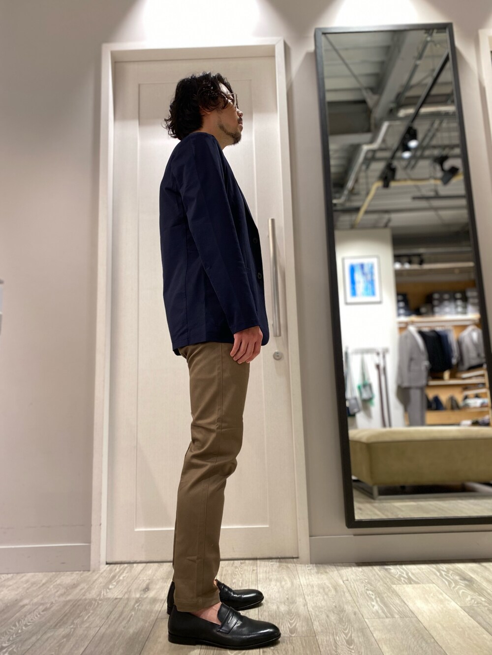 「ロゴT、スラックス、今日のコーデ、モノトーンコーデ、お洒落さんとつながりたい、モノトーン、シンプル、カジュアルコーデ、ラフコーデ、大人カジュアル、オトナカジュアル、きれいめコーデ、キレイめ、初夏コーデ、ジャケットスタイル」｜「ABAHOUSE GRAYの【セットアップ対応/接触冷感】ハイブリット リラックス ジャケット / サマージャケット（テーラードジャケット、ブルー系）」を使った、aoさん（メンズ・175cm）の夏コーディネートの2枚目の写真