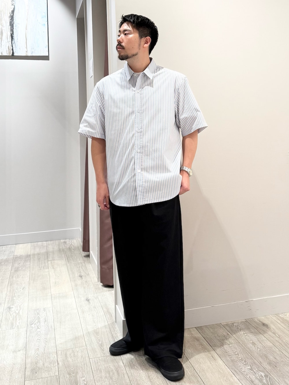 ブルー系のシャツ/ブラウス、ブラック系のその他パンツを着用したメンズの夏コーディネートの2枚目の写真