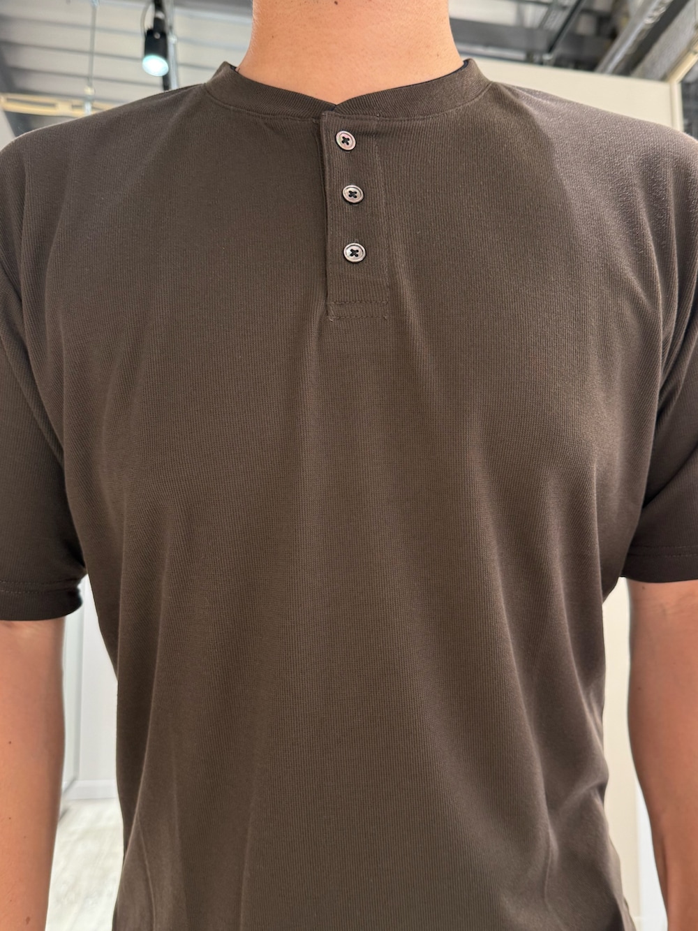 ブラック系のブルゾン、ブラック系のスラックス、ブラウン系のTシャツ/カットソーを着用したメンズの秋コーディネートの5枚目の写真