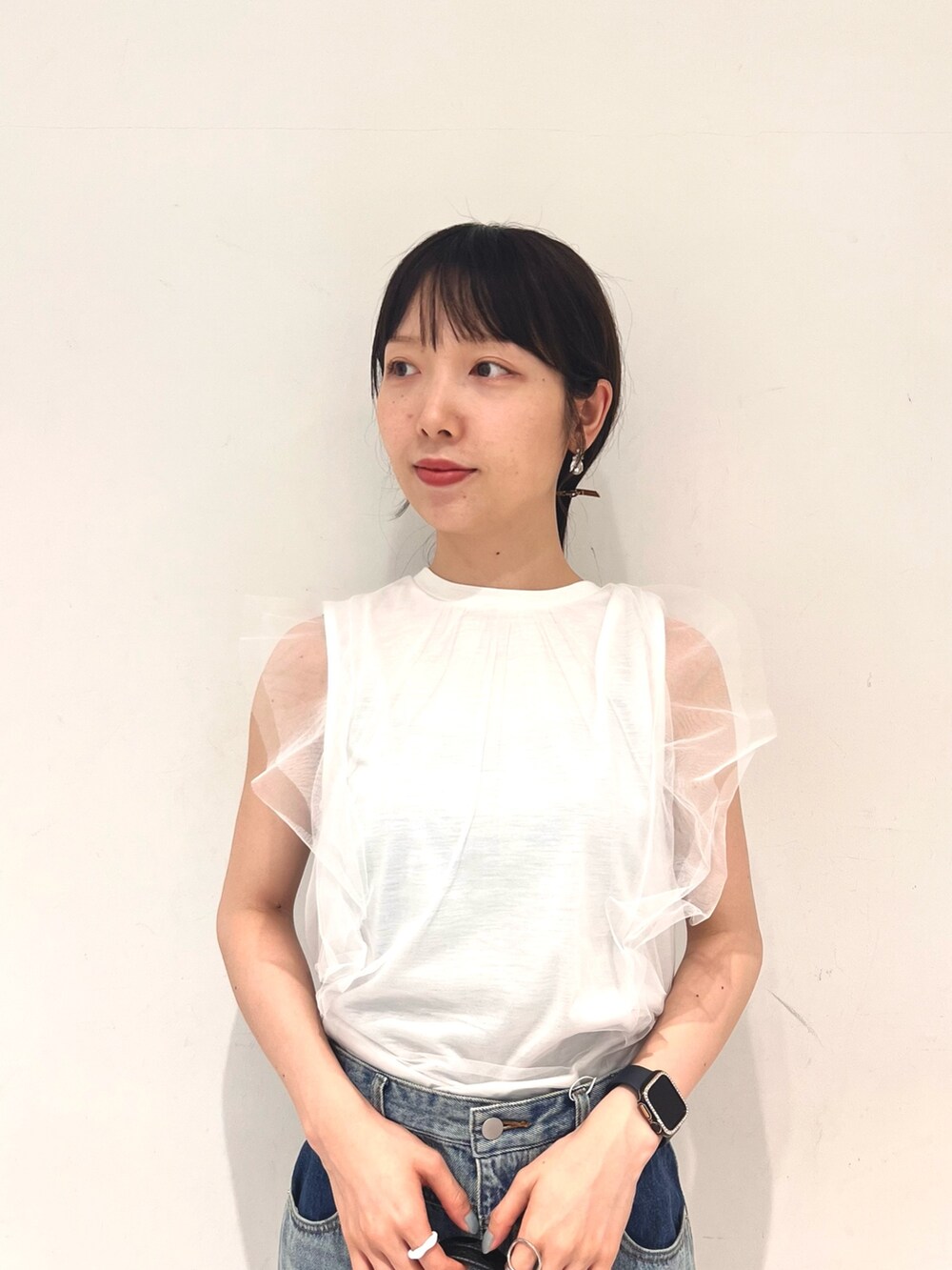 ホワイト系のその他トップス、ブルー系のデニムパンツ、シルバー系のサンダルを着用したレディースの夏コーディネートの4枚目の写真